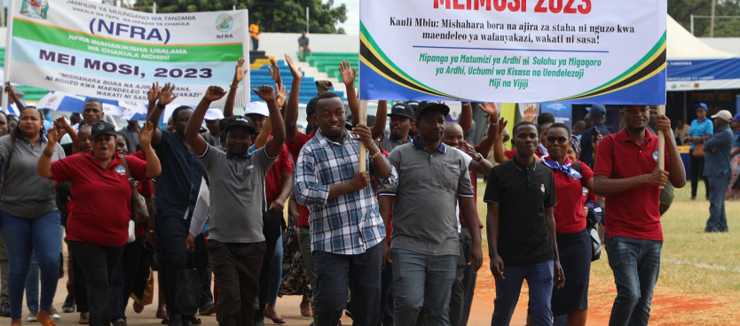 Watumishi wa Tume ya Taifa ya Mipango ya Matumizi ya Ardhi (NLUPC) wakiwa kwenye maandamano wakati wa maadhimisho ya sherehe za Siku ya Wafanyakazi Duniani (Mei Mosi) yaliyofanyika Kimkoa katika uwanja wa Jamhuri Jijini Dodoma